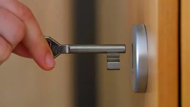 囧！被反锁在门外怎么办？