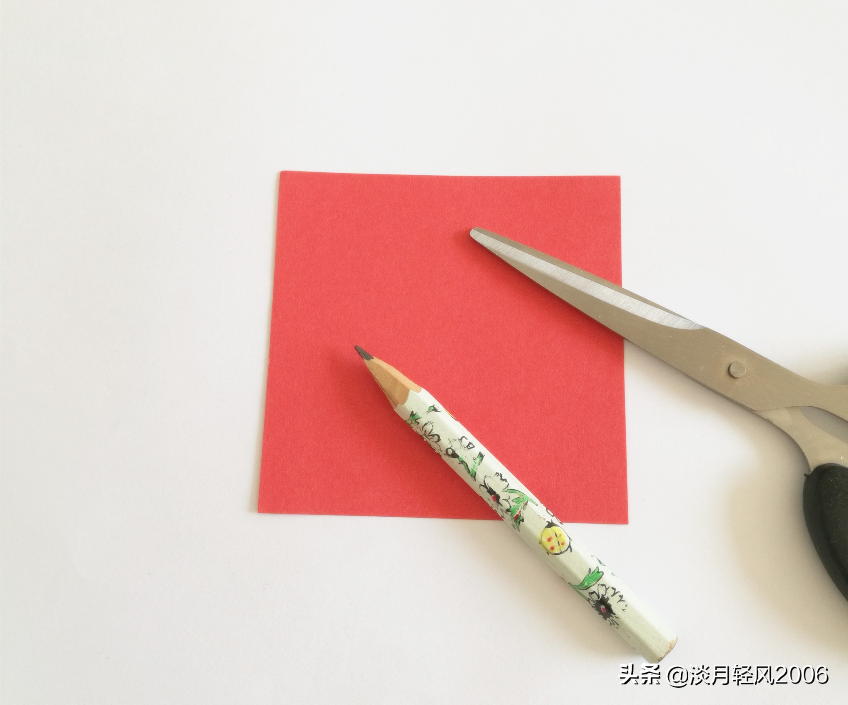 正方形星空卡纸爱心卷轴折法,简单有趣的卡纸折心