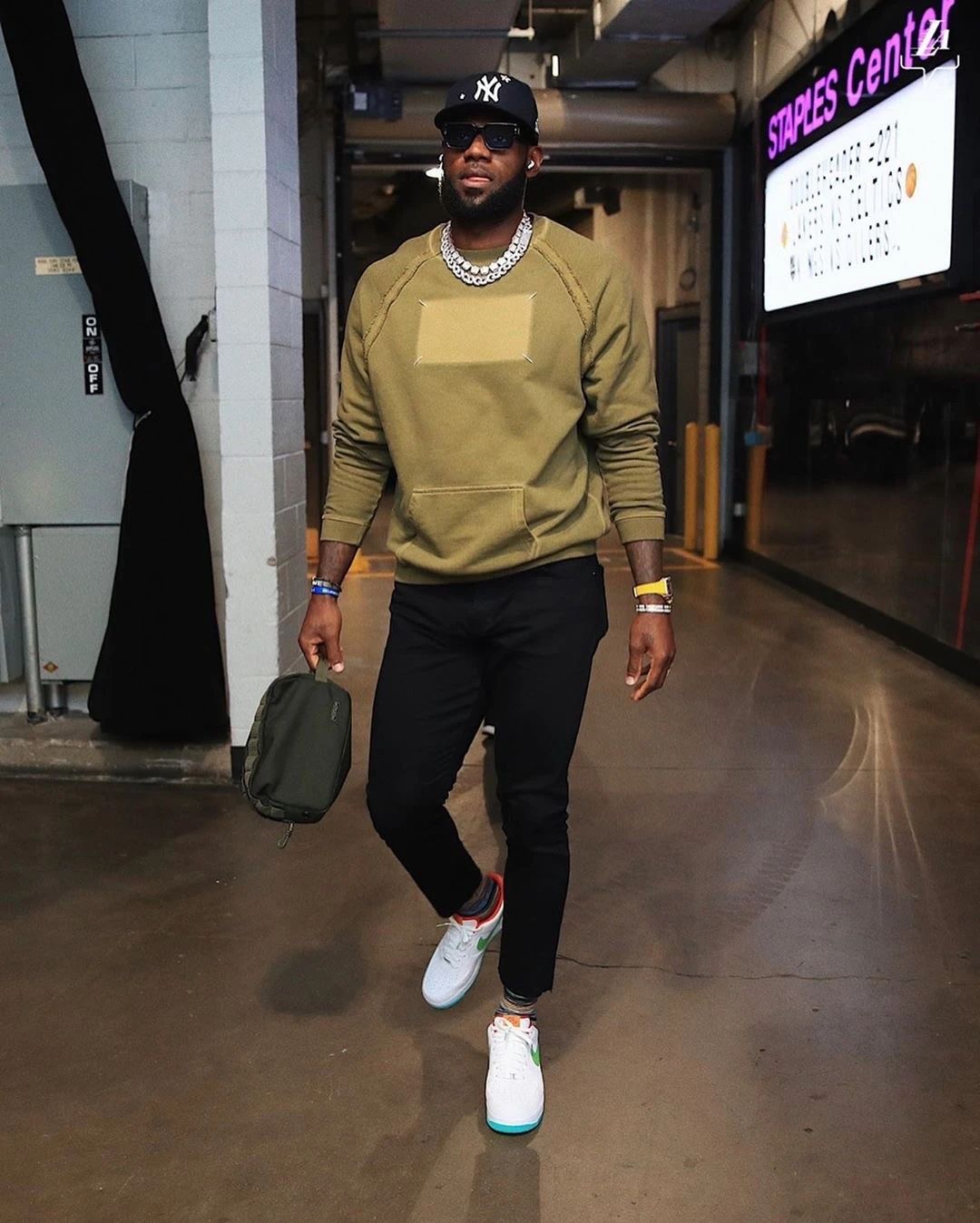 詹姆斯续约湖人的2大条件曝光,湖人完成重量级签约