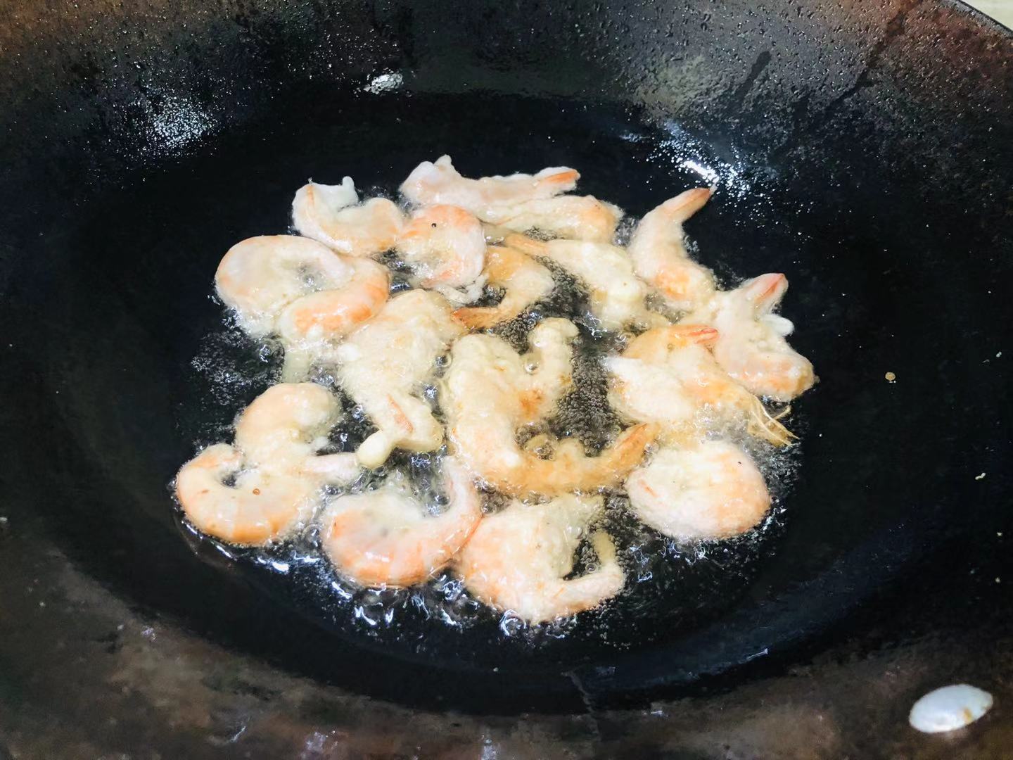 小河虾怎么炒好吃又营养,春天鲜味家常菜推荐之韭菜炒河虾