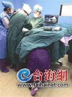 护士跪地托举患者半小时,漳州一名护士跪地救人