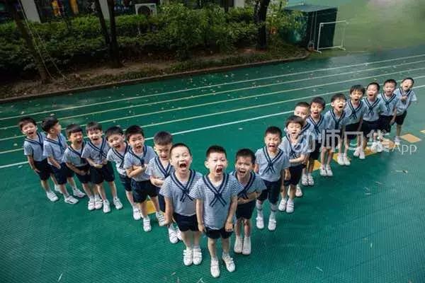 毕业最创意的毕业照多人,毕业照用什么造型好看