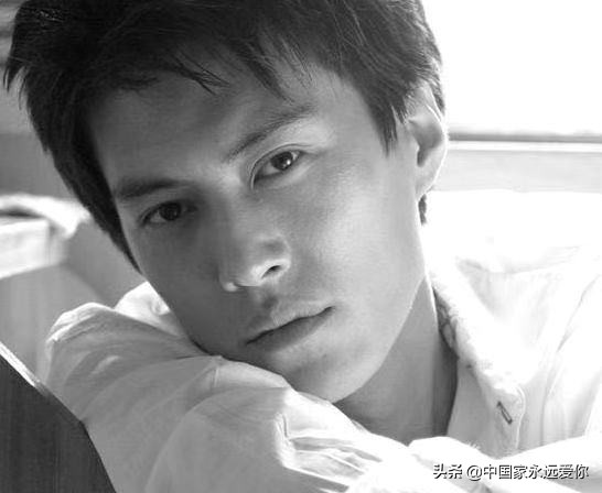 靳东44岁老婆晒带娃照,靳东宠女人