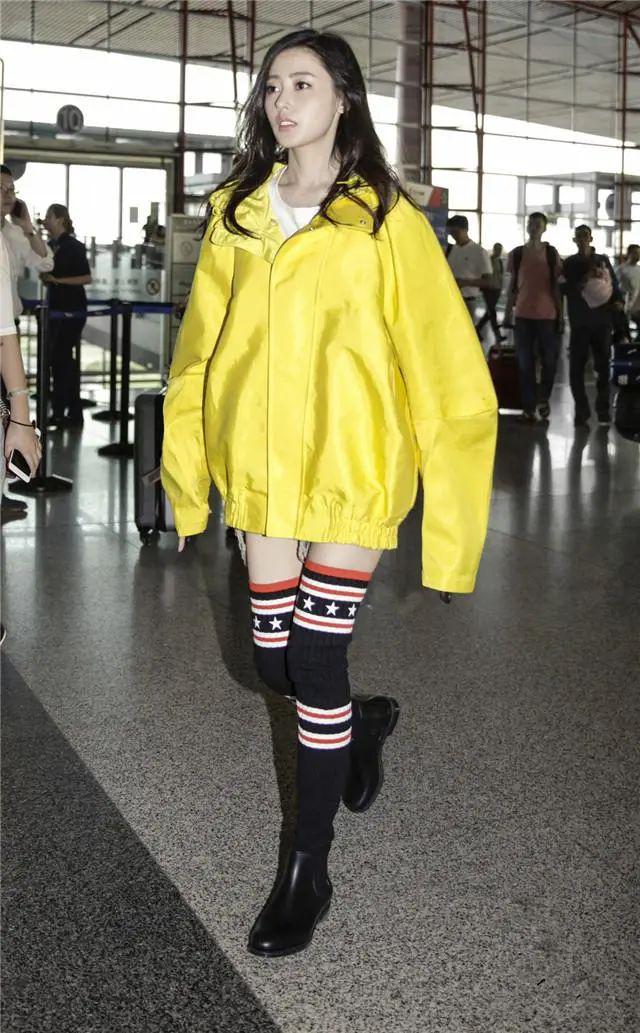 别再藏着掖着了！今年的“漏袜风”，带来一场袜子的pk盛宴