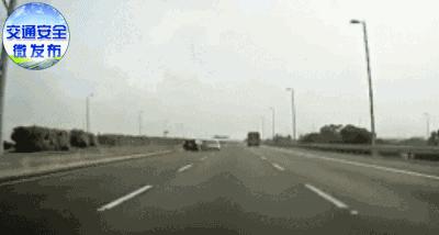 美女怕勒胸这样系安全带，竟活生生被拦腰折断！