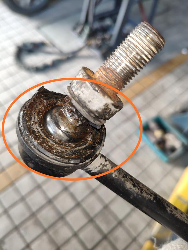 汽车异常振动报警是怎么回事,汽车转弯遇到颠簸路时底盘异响