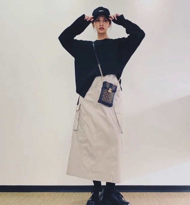 杨丞琳晒最近健身照，白色露脐背心配黑色哈伦裤，状态越来越年轻