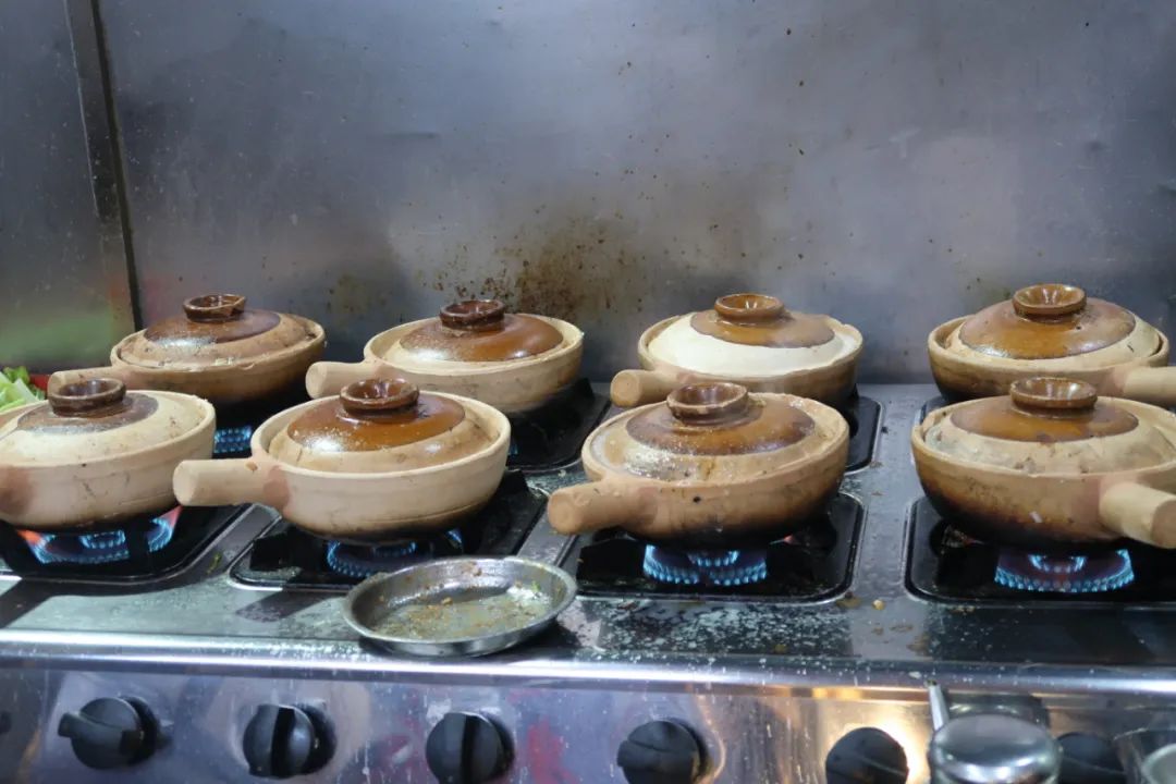 在广东万物皆可煲仔饭,万物皆可煲的煲仔饭