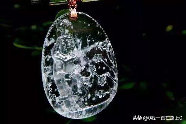 翡翠里面的棉有通透和不通透分布,翡翠里棉絮多是真假