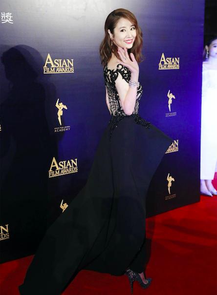 林心如穿露肩礼服,林心如惹争议穿紧身衣出席活动