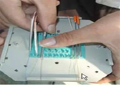 光纤熔接一天能熔多少,接续盒的光纤熔接视频