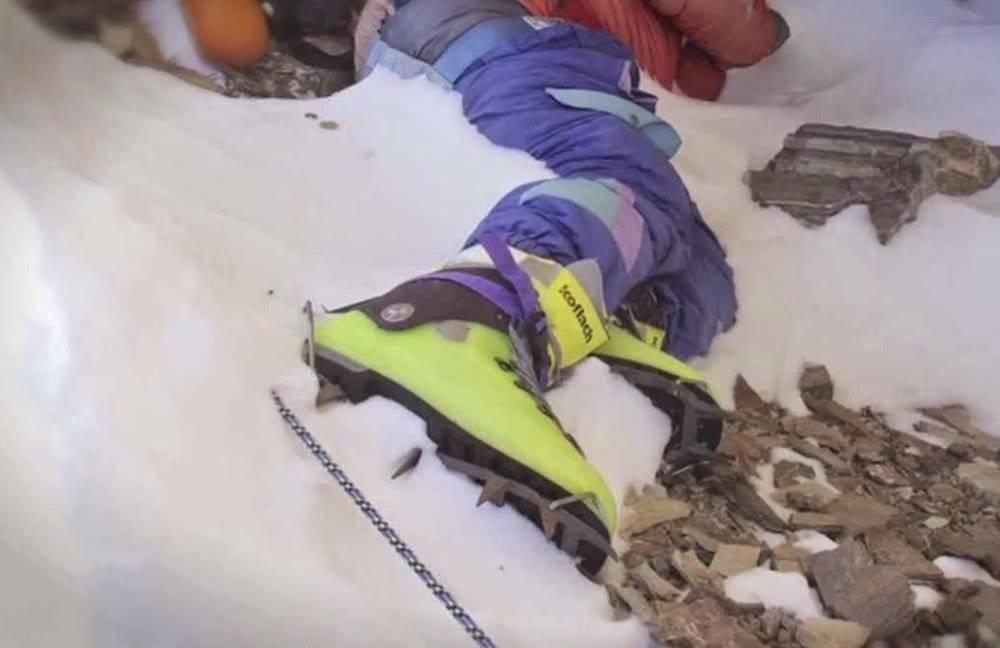 珠峰上的绿靴子是哪个国家的,珠峰绿靴子现在在哪个位置