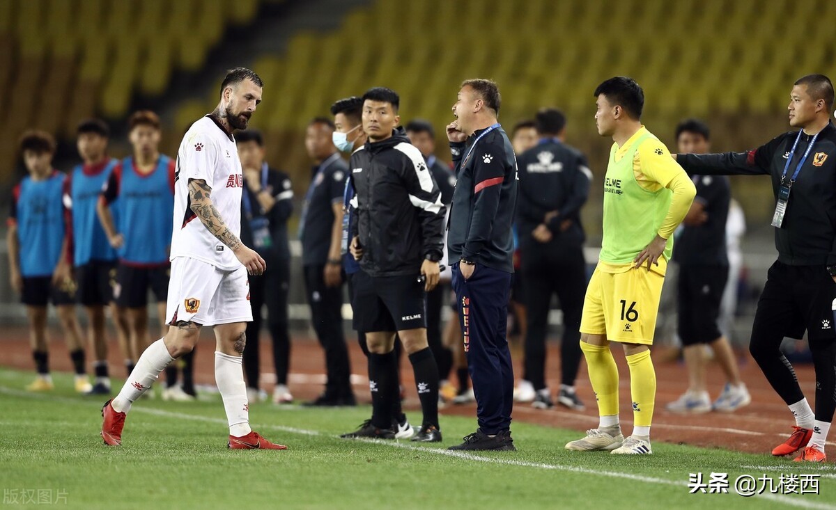 少林足球残酷现实,少林足球里的暴力球队片段