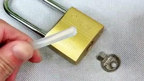 钥匙断了在里面怎么抠出来,钥匙一不小心被拧断