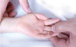 宝宝打嗝儿，亲手推拿宽胸理气、降逆止呃疗效好