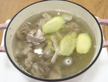 煮猪肚汤猪肚需要过水吗,猪肚放什么煮最好