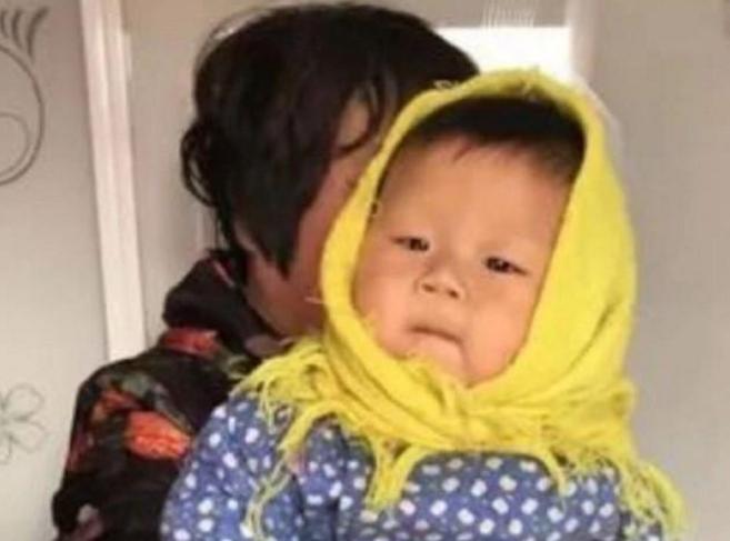 奶奶带孙子逛街,俩人头饰太“抢眼”,网友:笑喷了,我家有同款