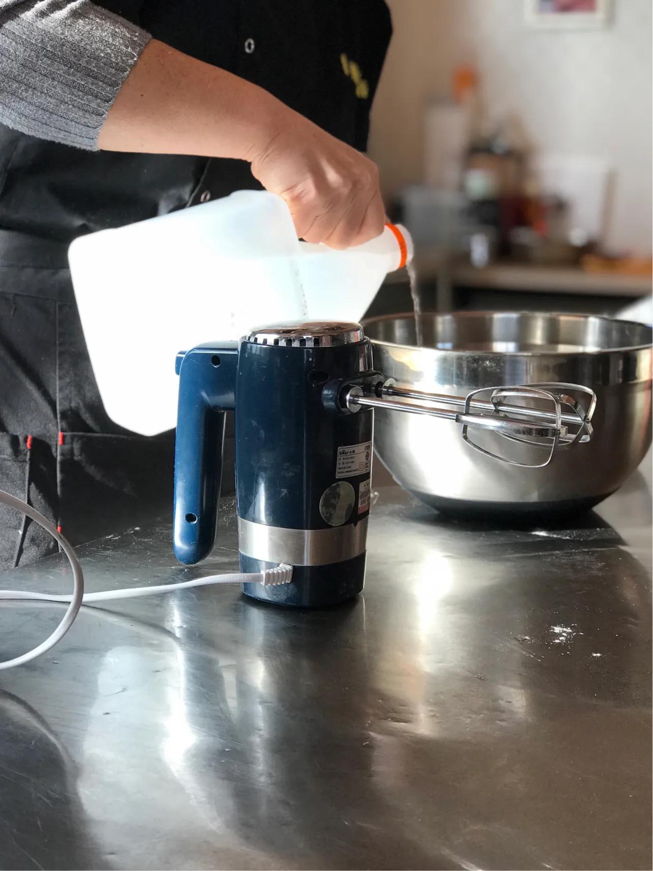 戚风蛋糕卷刷蛋黄再烤做法,草莓抹茶戚风蛋糕卷怎么做