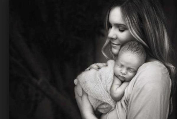 新生儿怎么抱姿势正确,新生儿怎么抱才不会吐奶