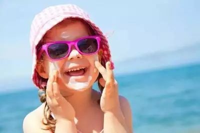 夏季阳光毒辣,宝宝娇嫩皮肤容易晒伤?家长记住4招,宝宝不难受