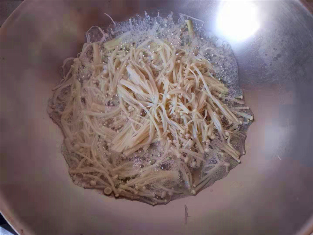 麻辣金针菇做法不辣还好吃,麻辣金针菇怎么做好吃又简单视频