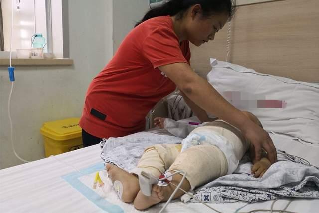 宝宝掉床不应立刻抱起最好这样做,宝宝掉床后怎么判断没事