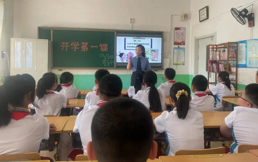 法治宣传进校园护航青春伴成长,法治护航健康成长普法进校园