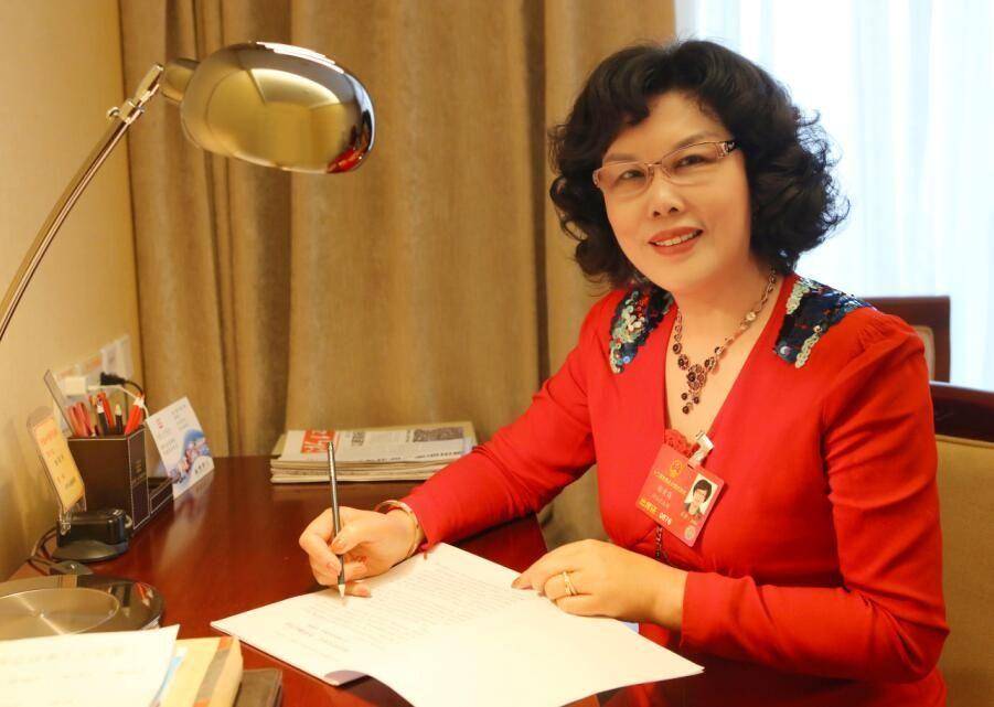 从开拖拉机到如今千亿帝国掌舵人,从拖拉机手到千亿富婆