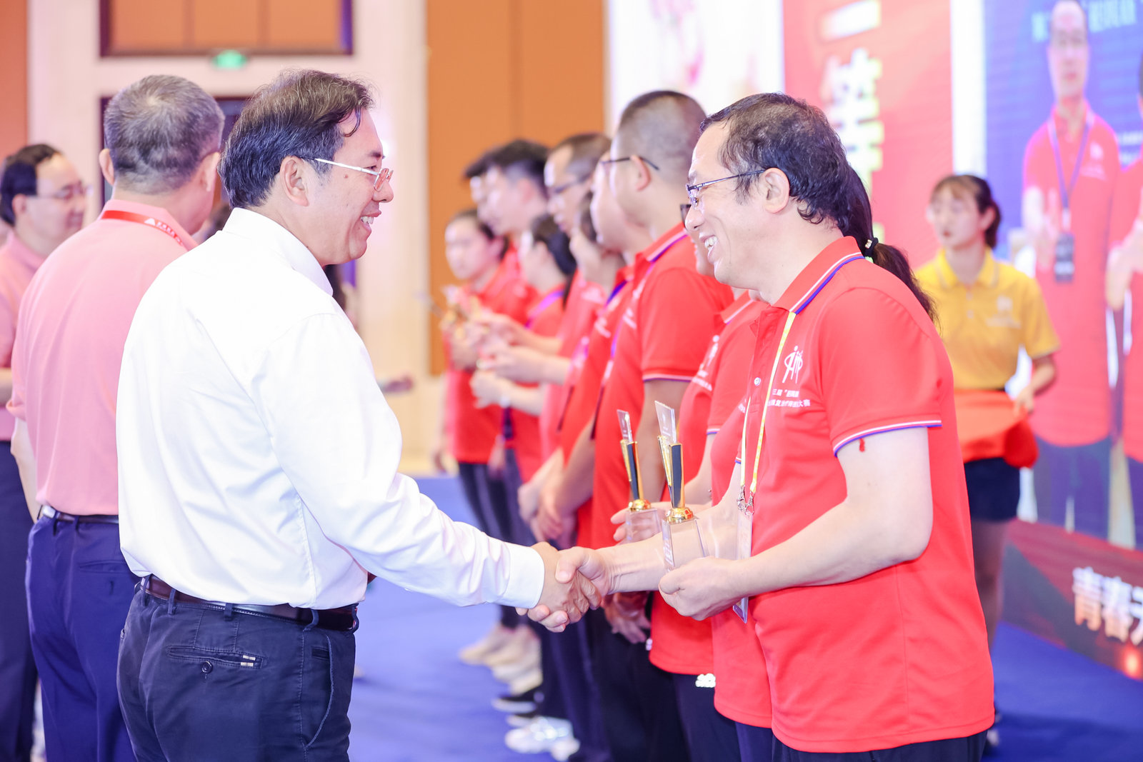 尽心尽力为患儿消解苦痛，他给这些家庭带来希望