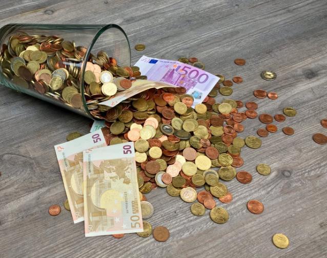 有钱不愿意借的就没必要深交,一个人值不值得深交