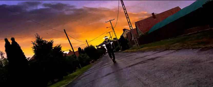 “我，4000万院线电影总导演，入围戛纳，如今在卖火锅底料！”