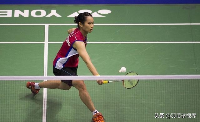 羽毛球打球的姿势怎么练,新手要怎么打羽毛球才接得到球