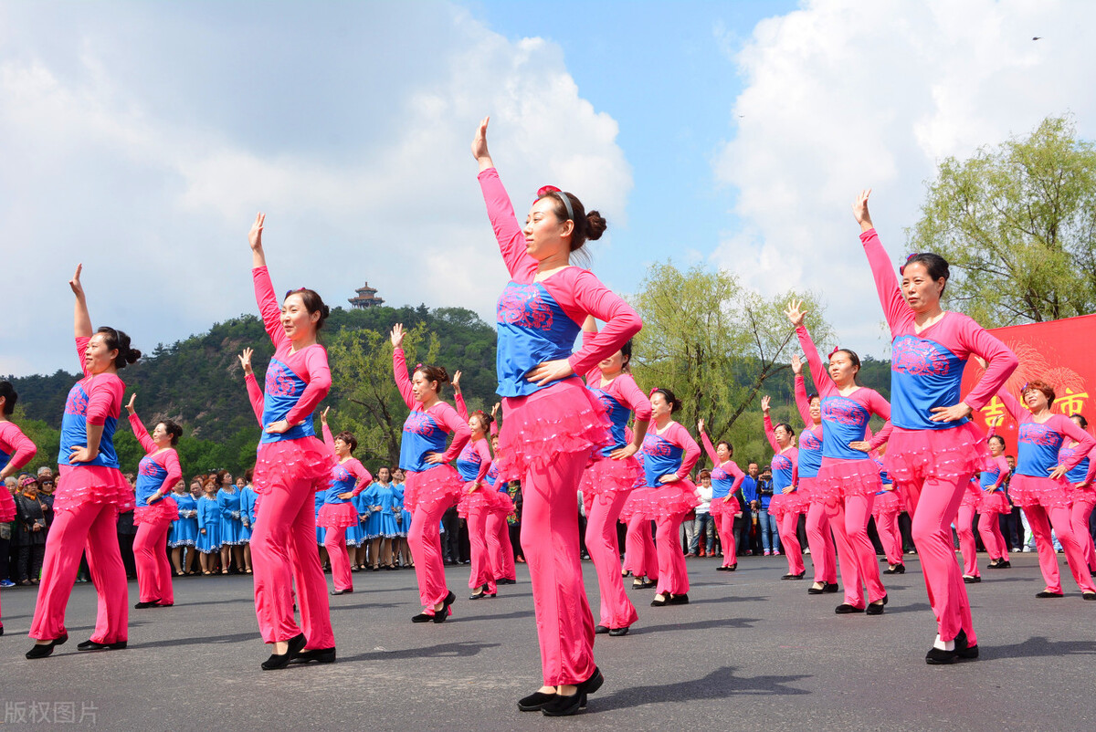 00后跳广场舞大妈不甘示弱,90后小伙领大妈跳广场舞