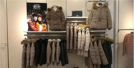 为什么有的羽绒服才卖200多块,为什么网上买的羽绒服比店里便宜