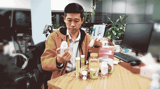 国民老爸4年死磕毒包书皮、毒跑道等假劣毒产品，曾烧光百万，推动修改行业标准