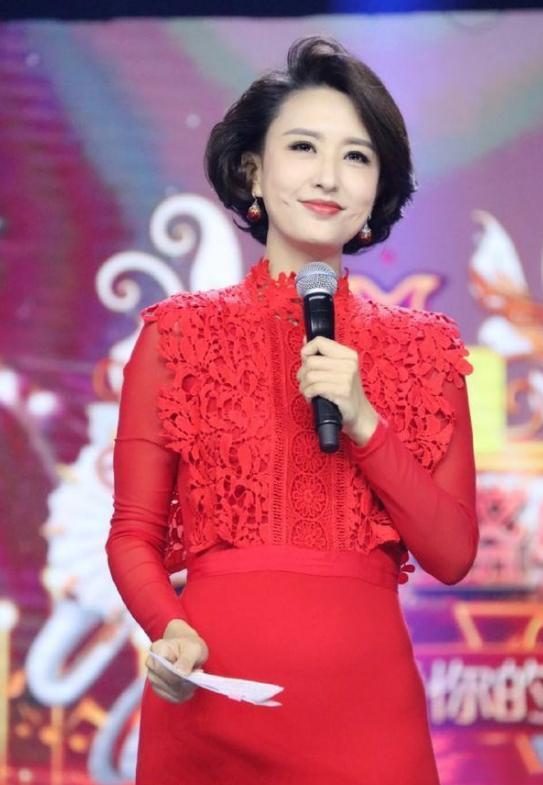 张蕾气质好又会穿,张蕾穿同款藏青色风衣