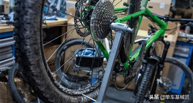 你是直男，万一弯了，那就真的弯了……但是尾钩不同，还可以掰直