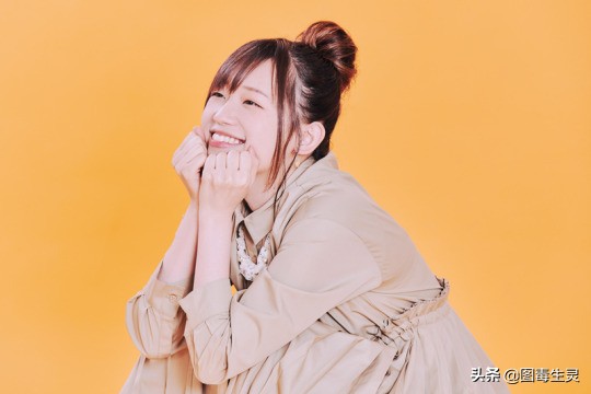 高桥李依为麒麟一番榨啤酒拍摄的宣传图和访谈