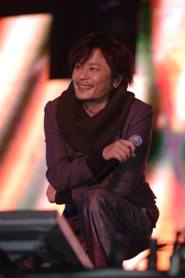 王杰被毒嗓子是真是假,王杰被毒哑之谜