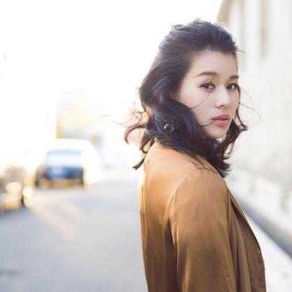 胡杏儿穿搭秋冬,胡杏儿穿露肩装显优雅