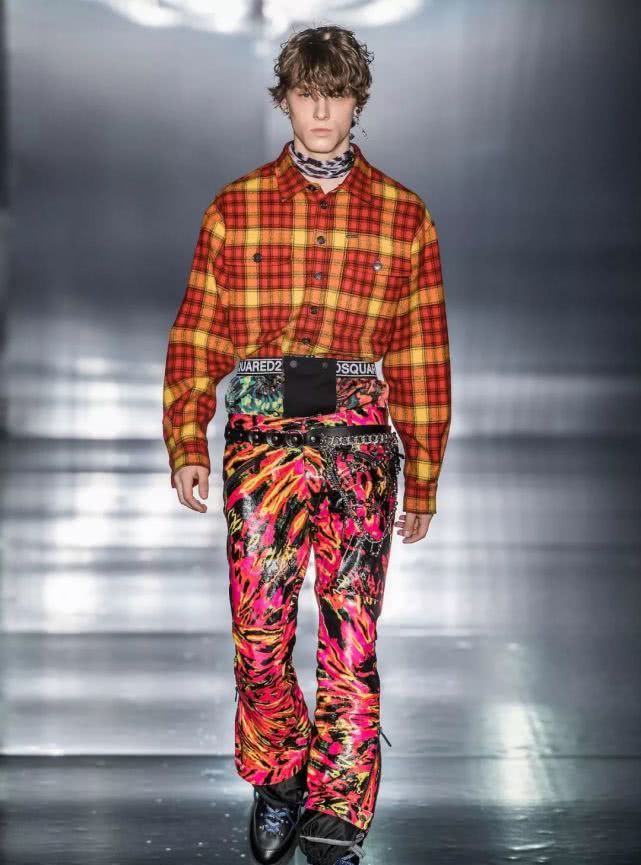 把裤子穿在肚脐上面会怎么样,把裤子扎进腰里的穿搭