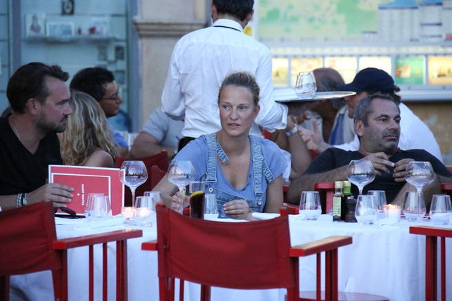 美若天仙却遭家暴毁容,荷兰顶级超模沦落为夜店女郎