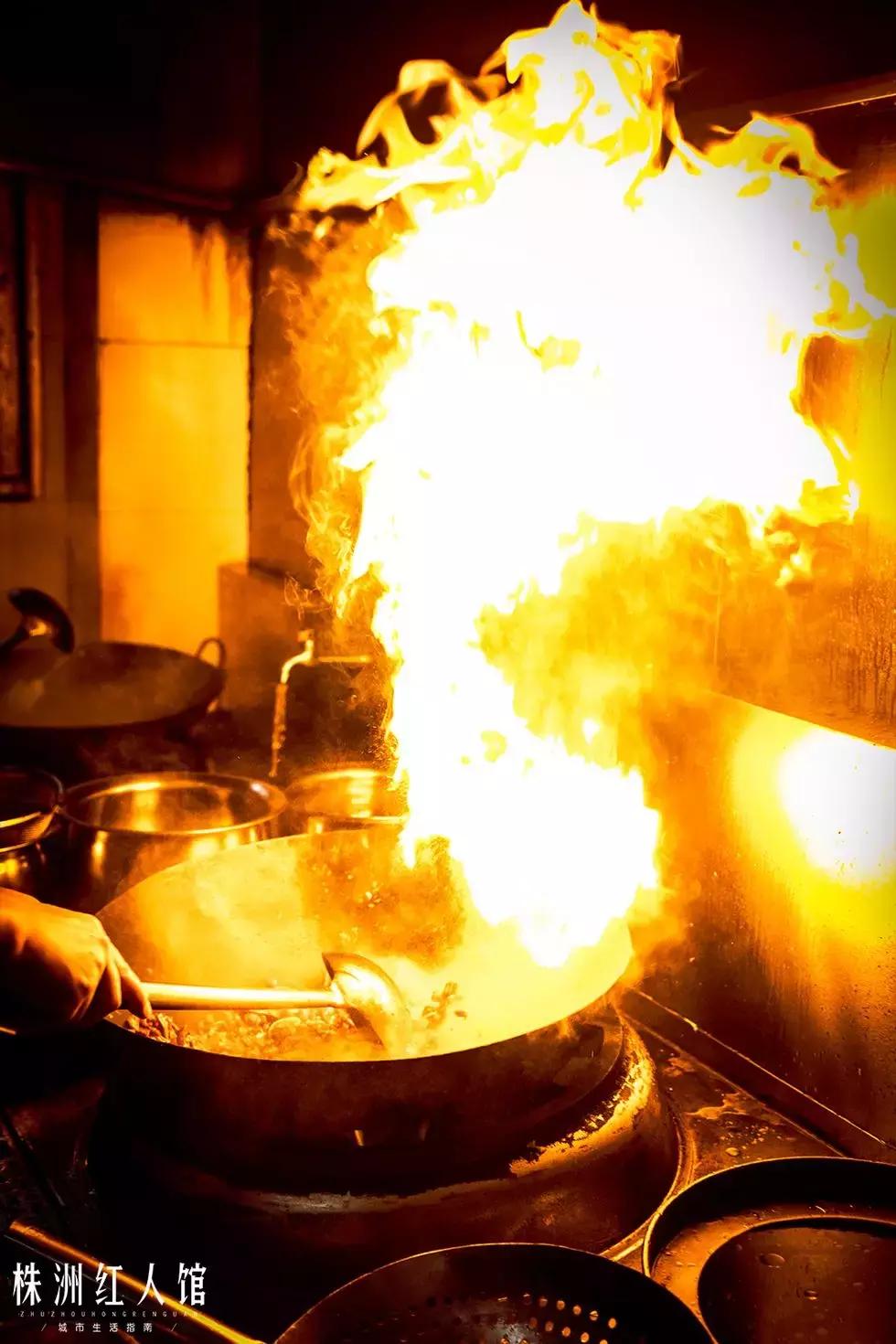 无言的年轮,嘴角的油渍,忆不尽的是陈旧时光。