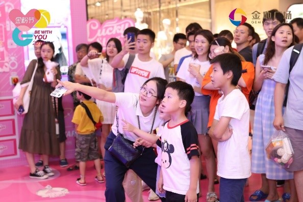IP“屁桃君”首入杭杭州金地广场“金粉节”解锁全新生活可能性