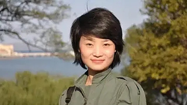 金孔雀余旭的最后一程：36万群众手捧菊花送别，墓前4架飞机模型