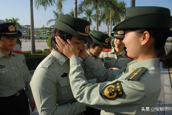 直接退伍和转业有什么区别,2017退役士兵是转业好还是复员好