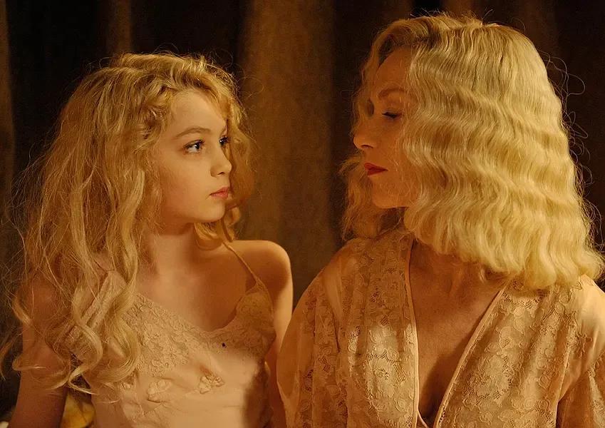 对着小孩的脸拍的视频,给孩子拍照事件