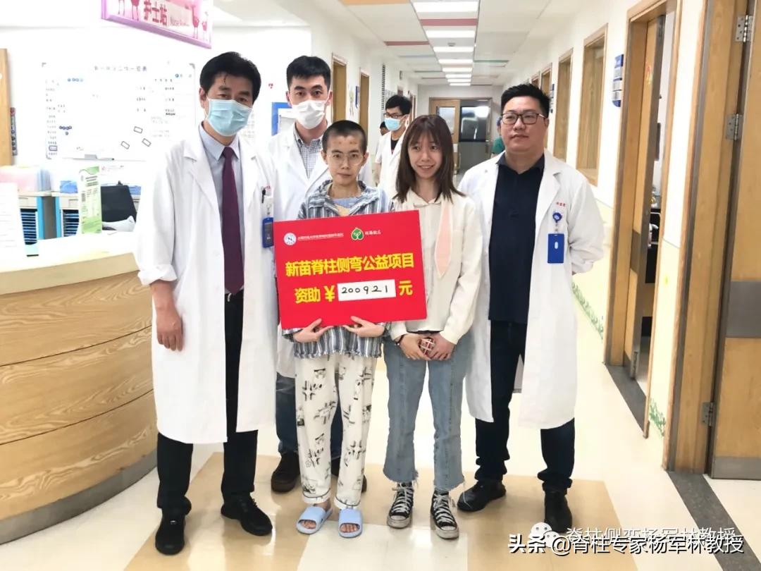 广东脊柱侧弯女孩，一夜挺直腰杆，长高9厘米