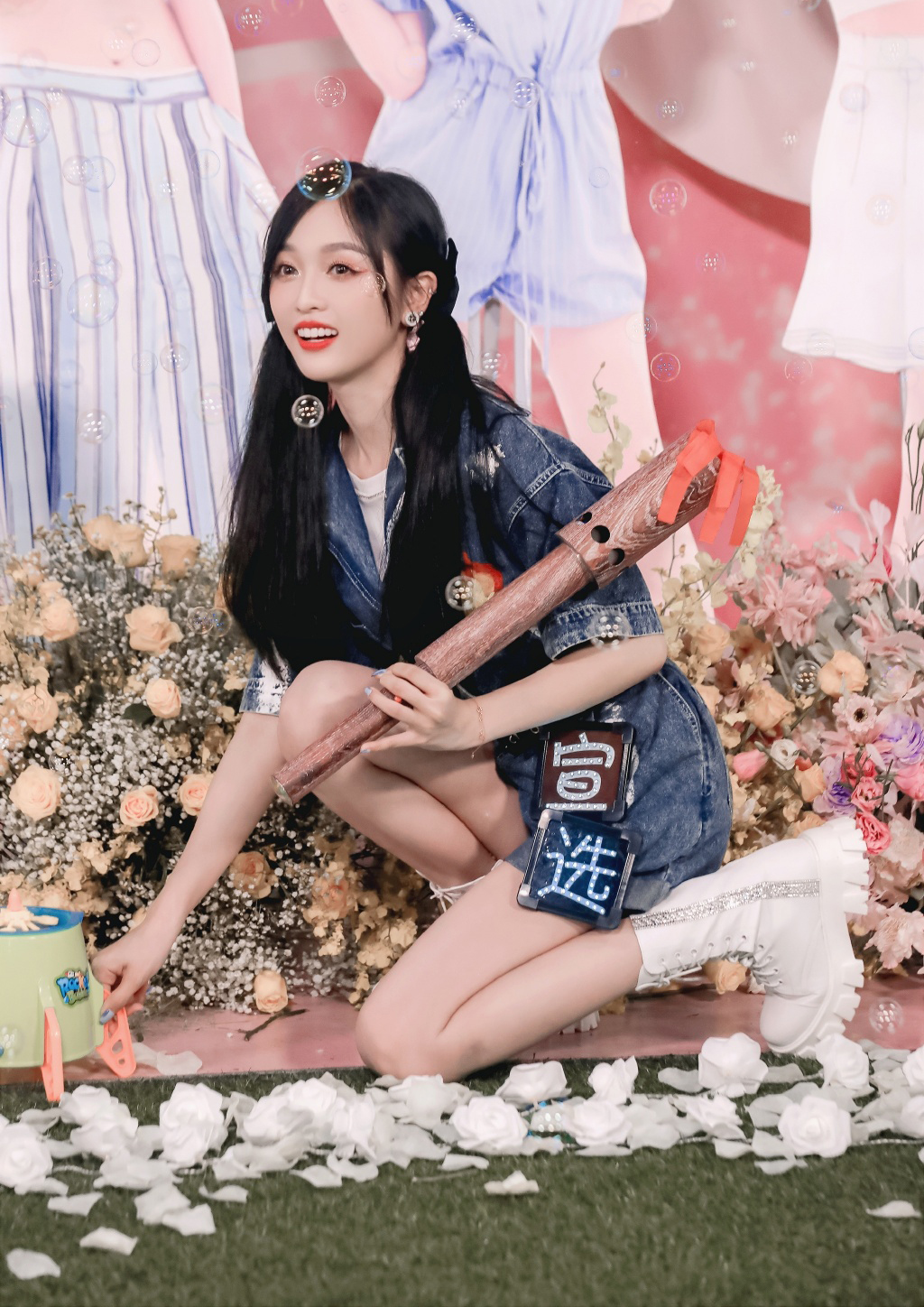 吴宣仪跳舞蝴蝶结短裙,吴宣仪穿粉色西装加粉色短裤