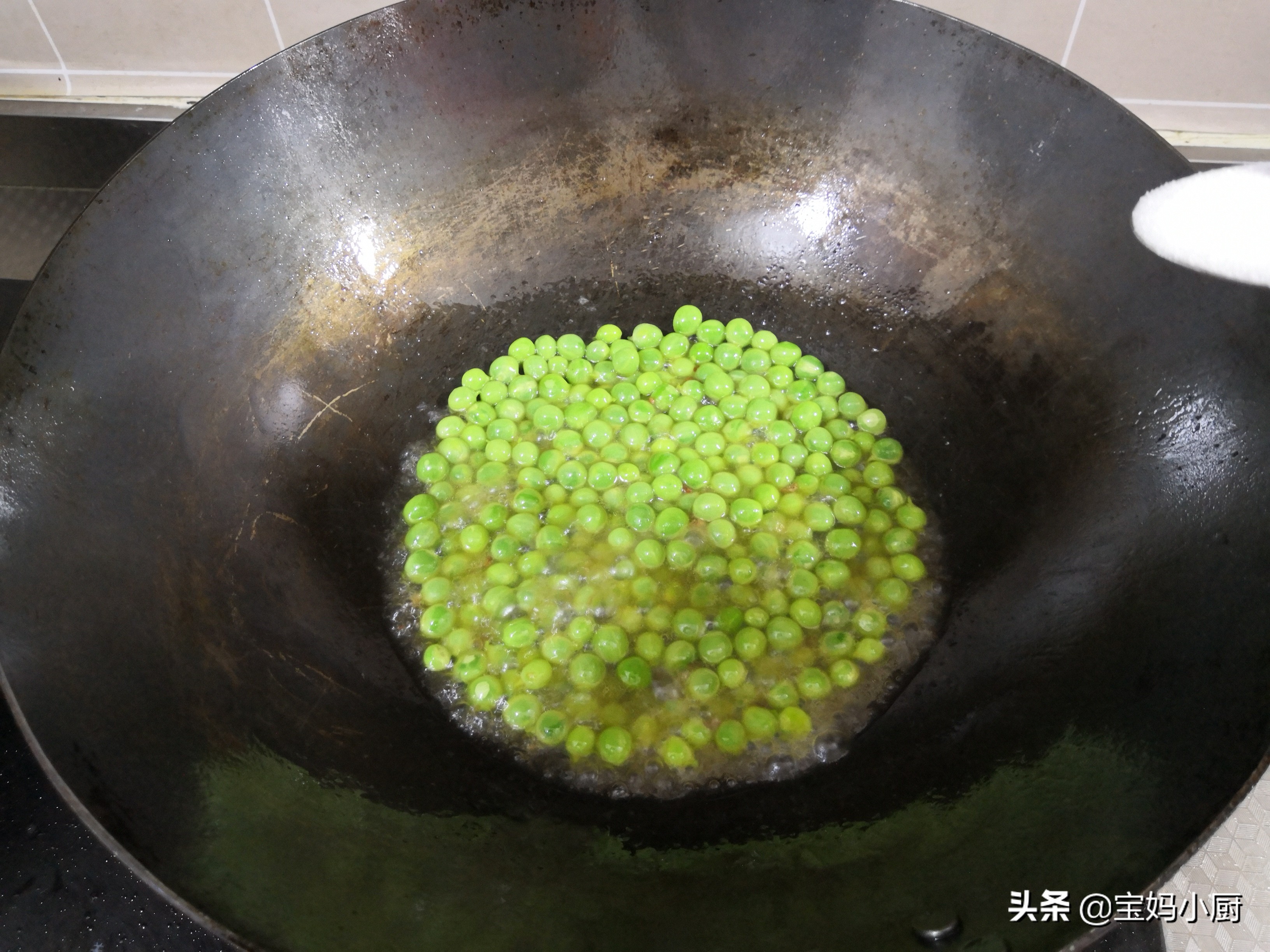 为什么豌豆炒出来不变色,为什么自己炸的豌豆不酥不脆